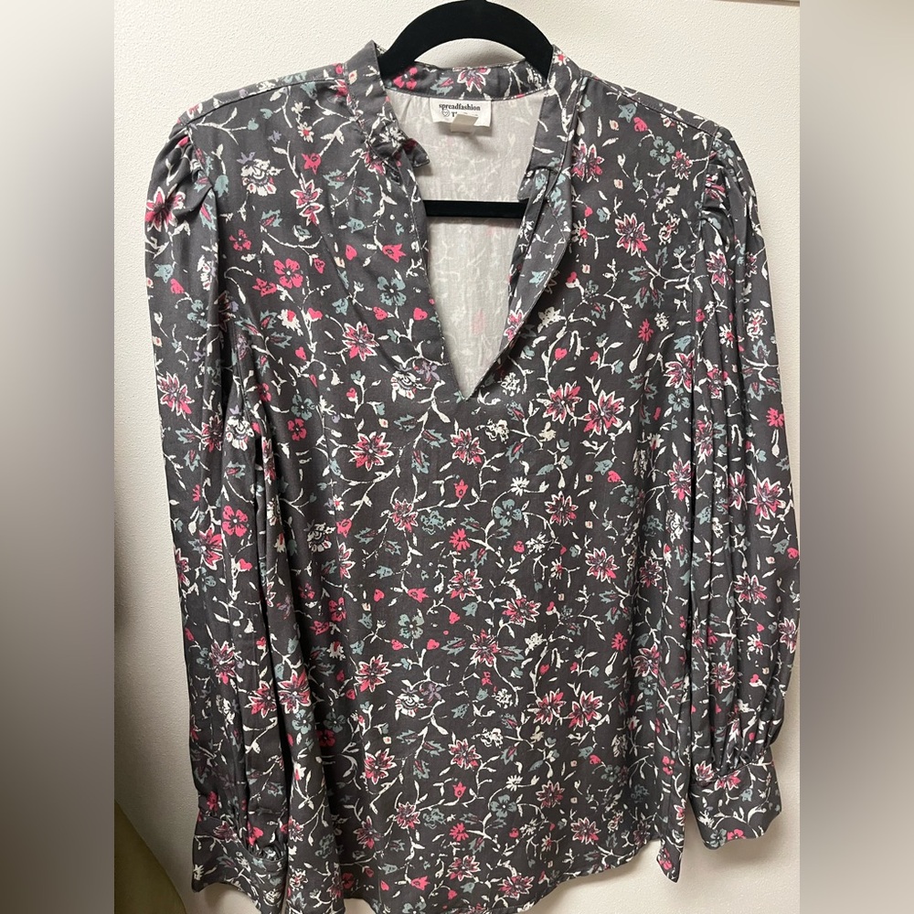 Chic Floral Blouse in Charcoal Gray